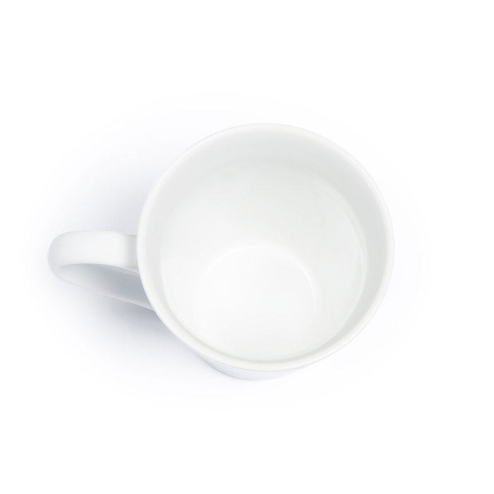 Mug Vue de haut. La sobriété intérieure de la porcelaine fait ressortir les décors de costume traditionnel sur l'extérieur du mug. Les céramiques de Cornouaille à Saint-Evarzec (finistère sud)